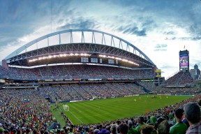 现场气氛火爆，球迷支持如潮！，足球比赛现场气氛怎么形容