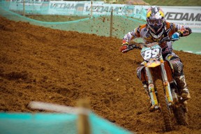 张伟丽感谢团队称从不靠一人赢球，张伟丽的比赛现场