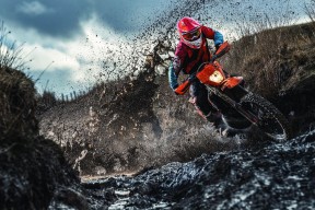 混合接力赛场 美国队展现冠军风范，美国4×400米混合接力