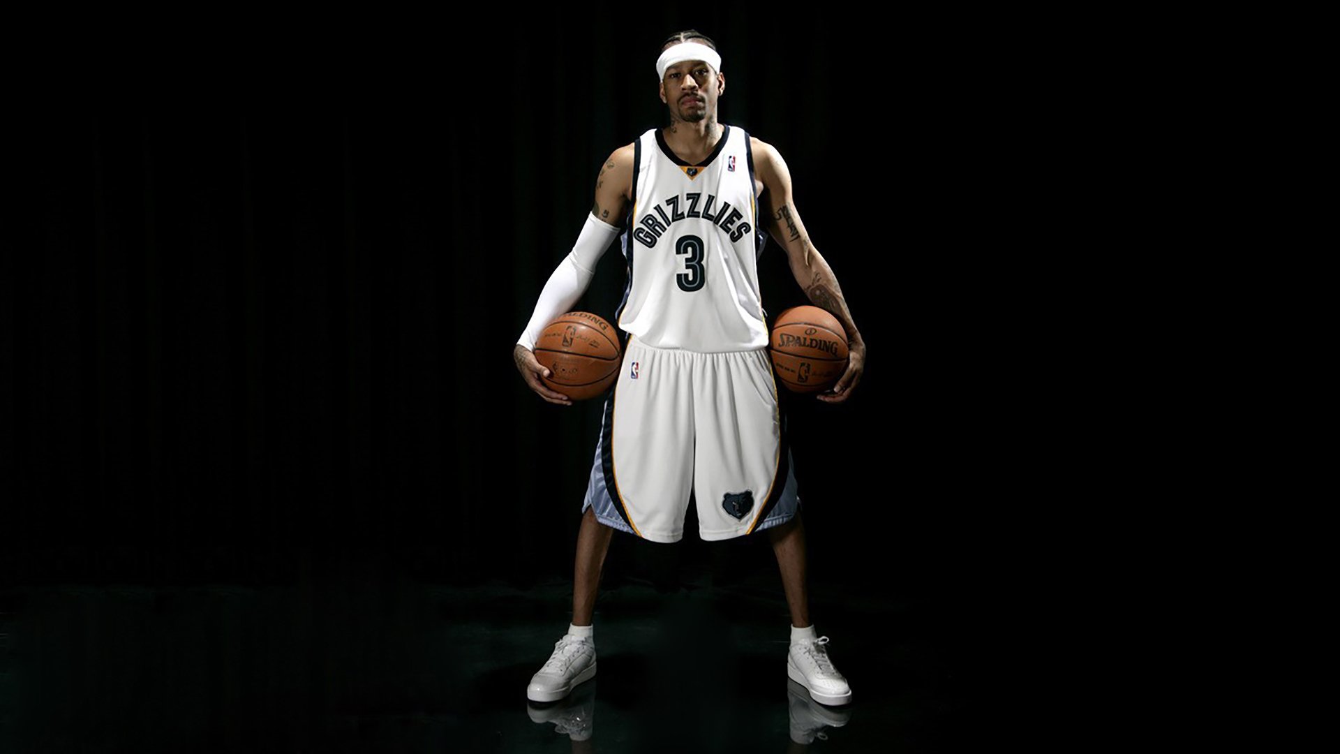 裁判团队在赛后公开说明争议判罚理由，裁判宣布比赛开始